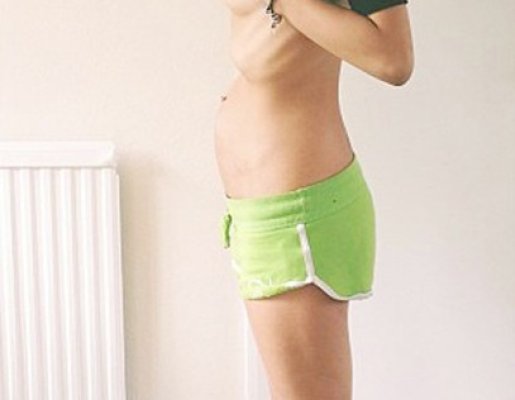 Incredibil cum arată o anorexică gravidă!